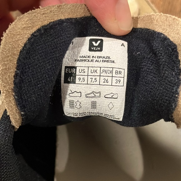 Veja Sneakers - Picture 4 of 5